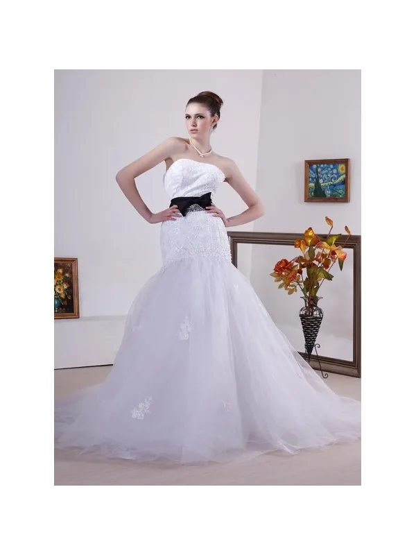 Abito da sposa a sirena con gonna voluminosa di tulle e pizzo