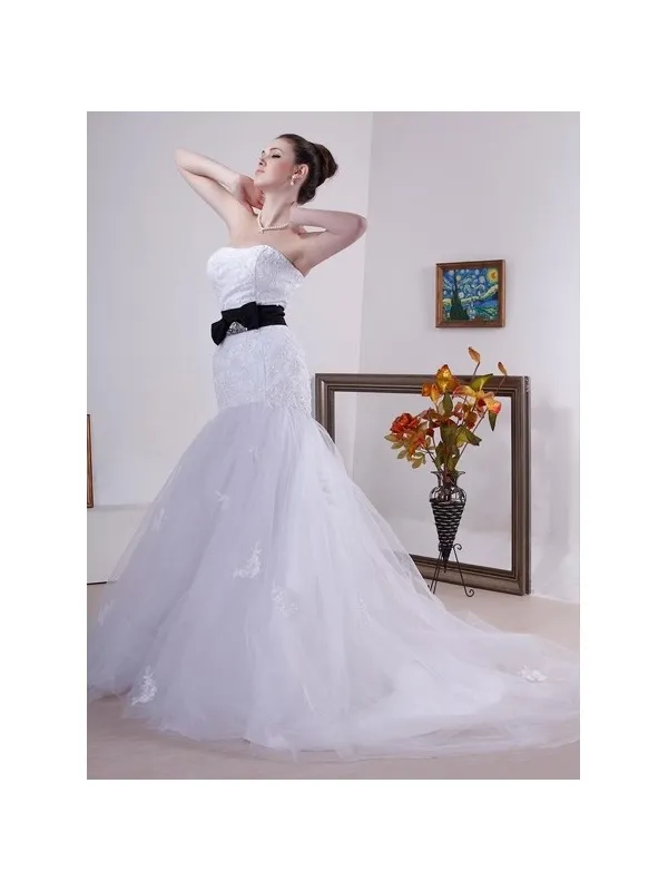 Abito da sposa a sirena con gonna voluminosa di tulle e pizzo