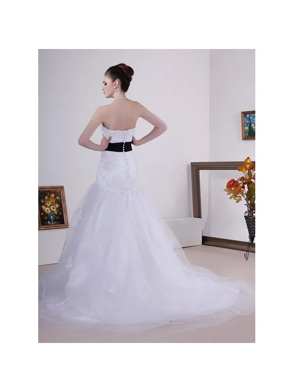 Abito da sposa a sirena con gonna voluminosa di tulle e pizzo