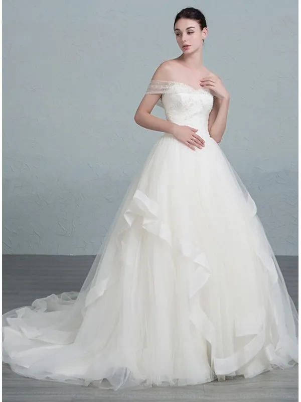 Abito da Sposa con scollo a barca e gonna svasata in tulle luminoso