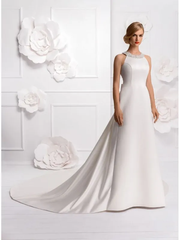 Abito da Sposa Imperiale di Raso Mikado Accollato con gonna liscia e corpetto semplice
