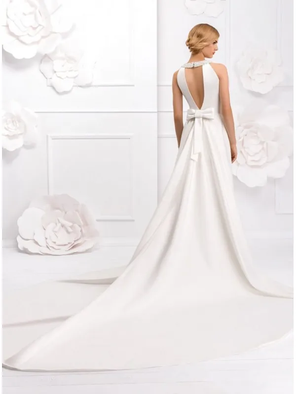 Abito da Sposa Imperiale di Raso Mikado Accollato con gonna liscia e corpetto semplice