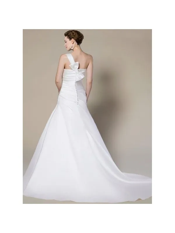 Abito da sposa in raso minimal senza decorazioni aderente fino ai fianchi con gonna ampia