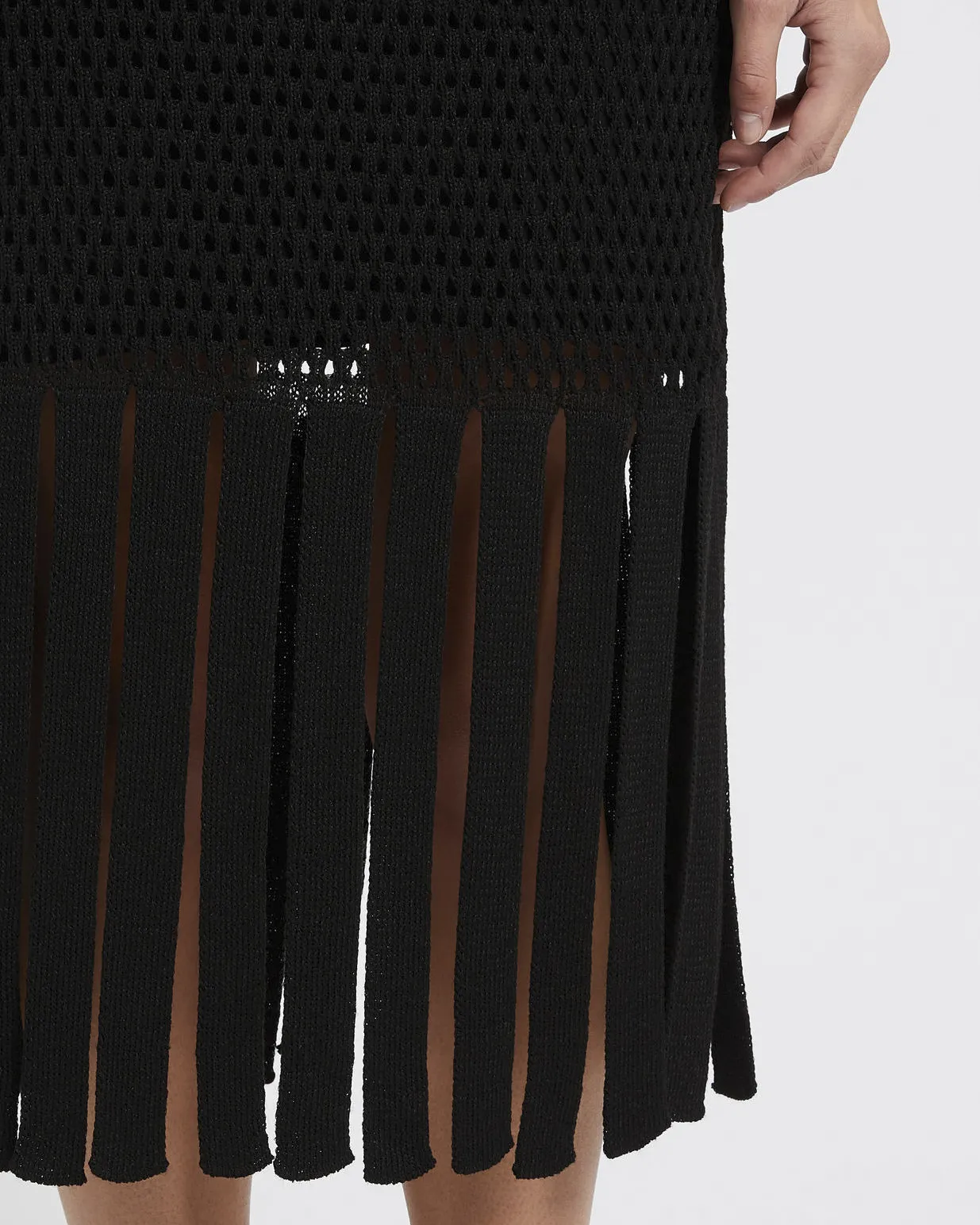 Abito midi nero in crochet di misto viscosa con frange al fondo