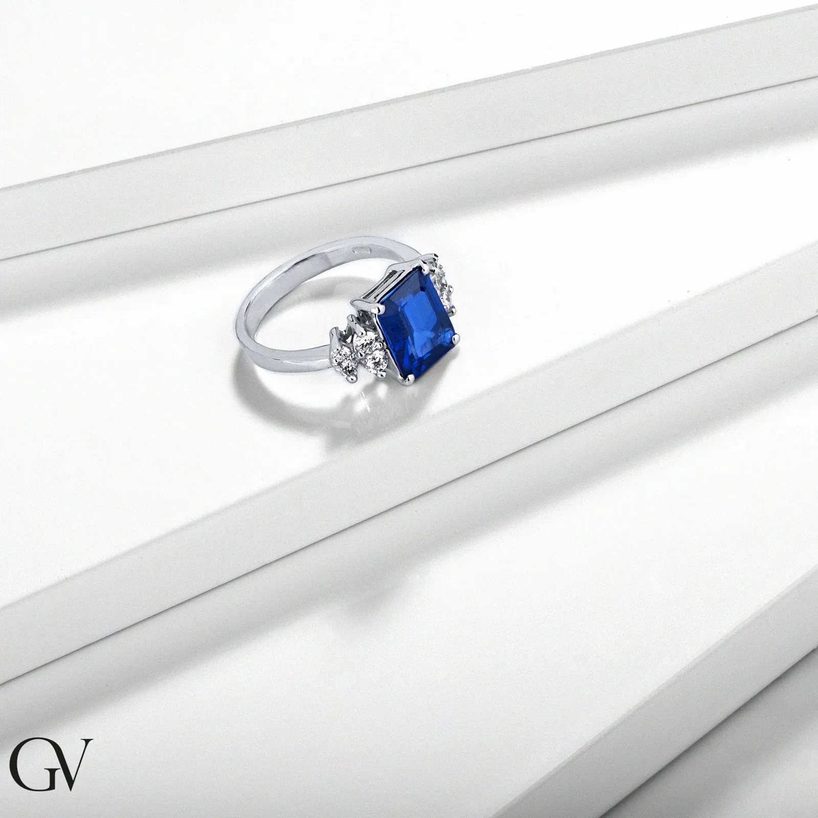 Anello in oro bianco 18k con zaffiro blu rettangolare e diamanti