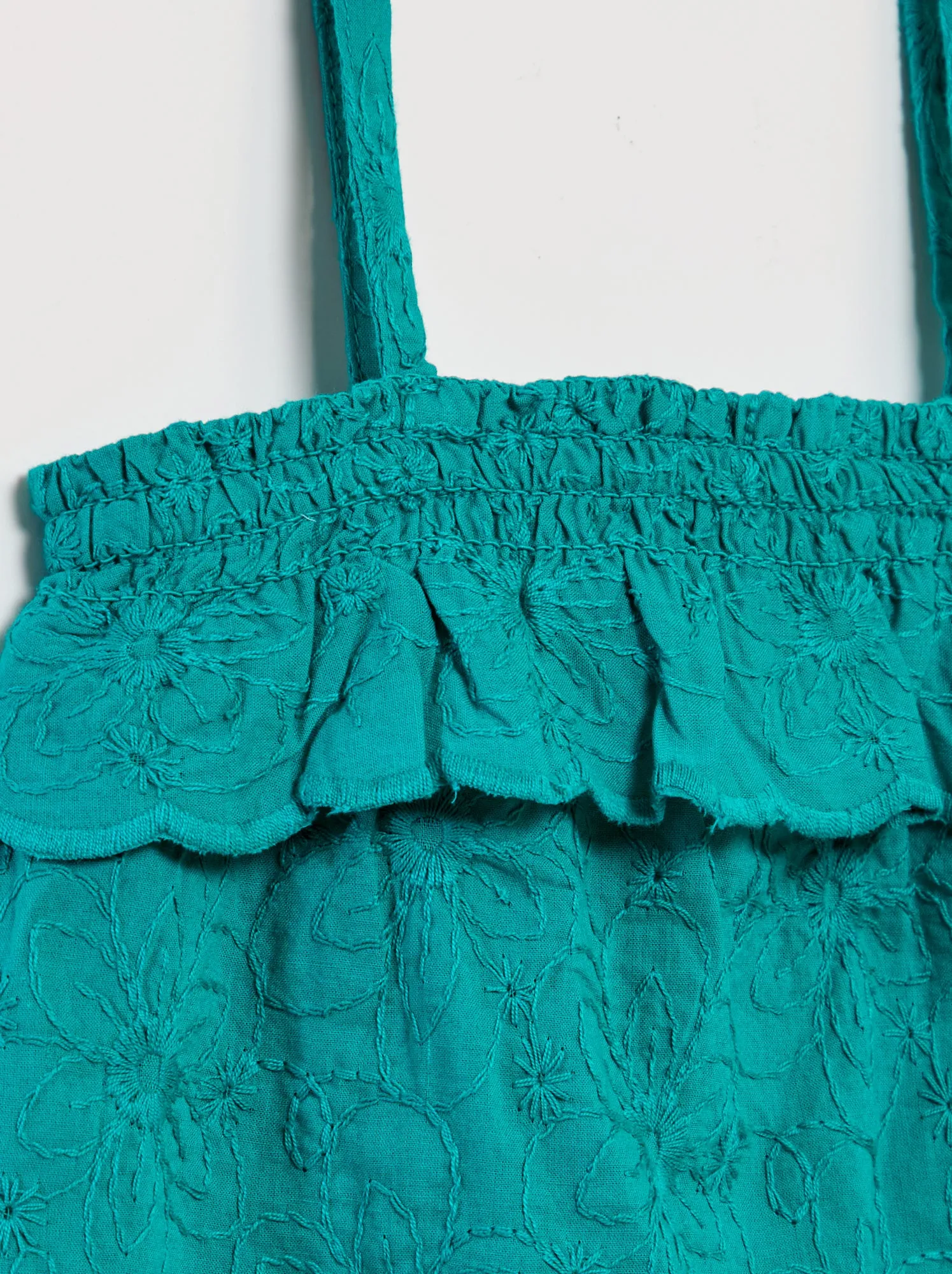 Blusa con volant e ricami a punto inglese - VERDE