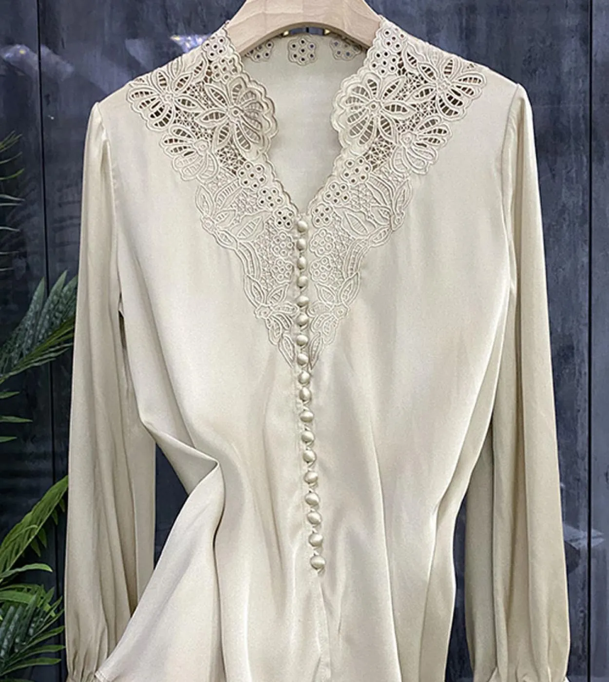 Camicette con ricami vintage Camicie Camicie con ricami da donna Camicette con scollo a V vintage