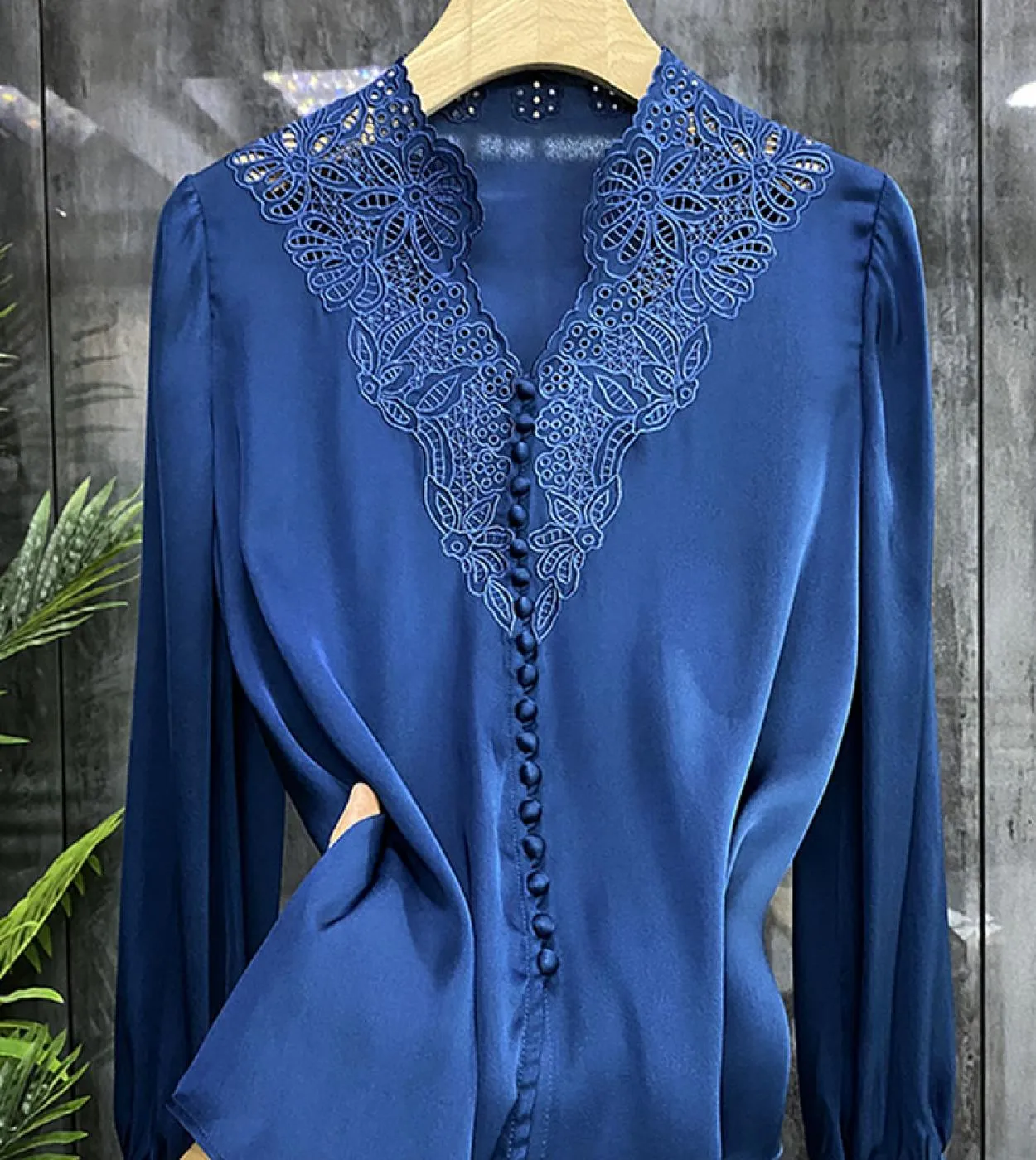 Camicette con ricami vintage Camicie Camicie con ricami da donna Camicette con scollo a V vintage