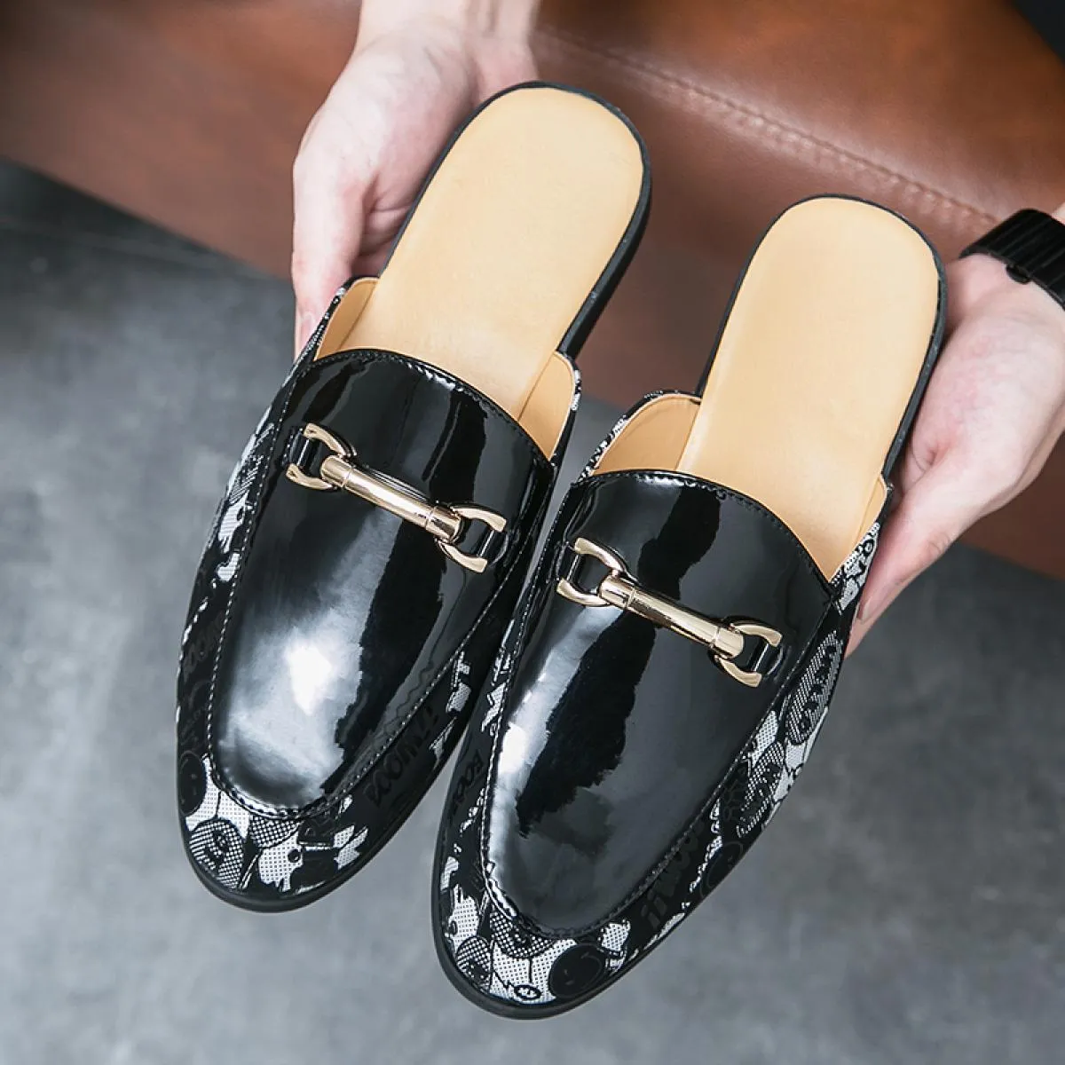 Ciabatte Scarpe Sandali da uomo Pu Splicing Tacco basso Fibbia per cavallo Scarpe casual da lavoro decorative Comode scarpe da e