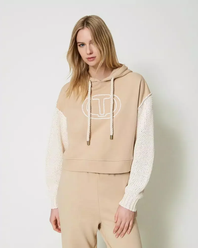 Felpa beige con maniche in maglia di cotone color avorio con logo Oval T e cappuccio
