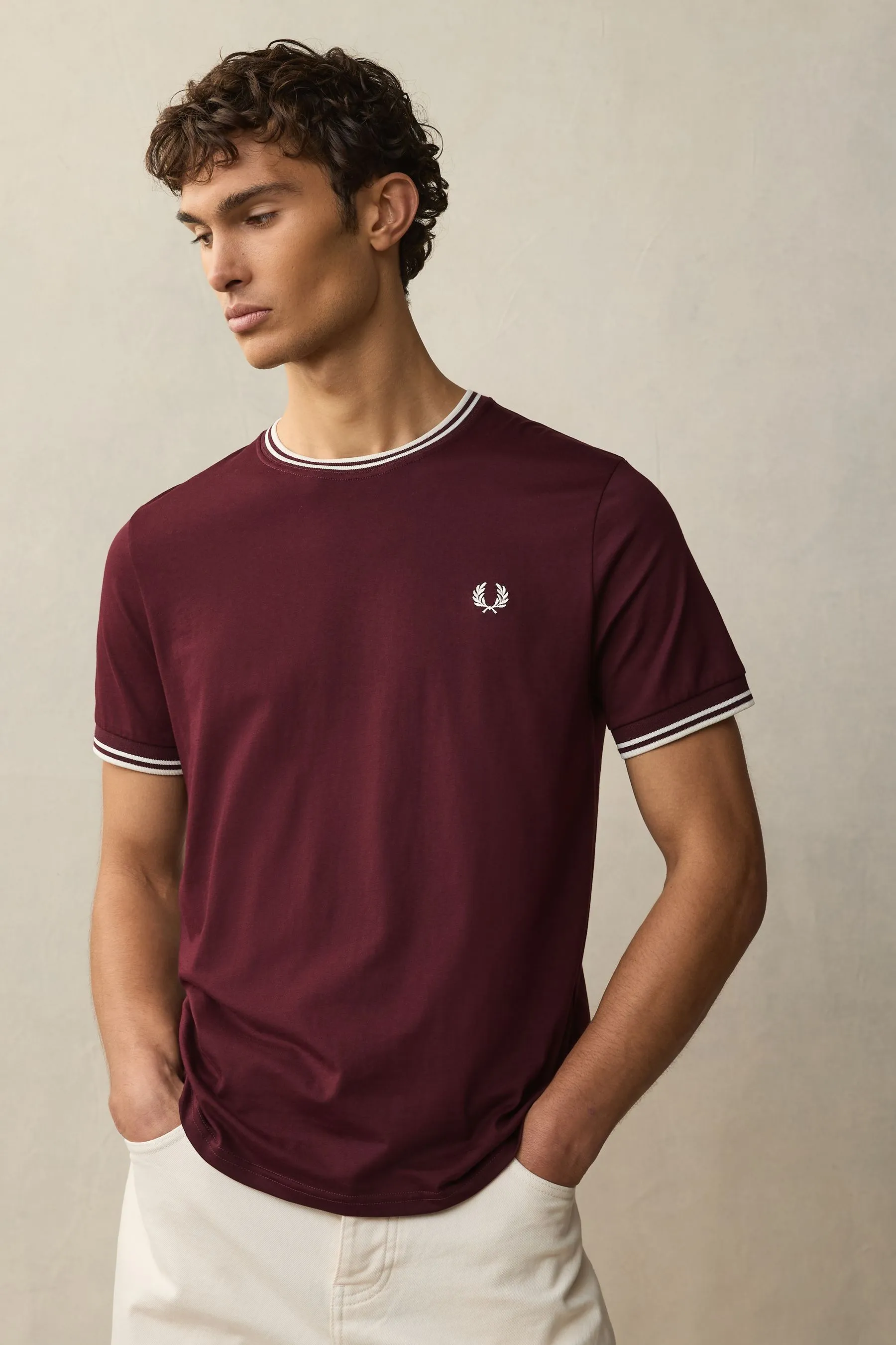 Fred Perry - T-shirt doppia con bordi a contrasto e logo