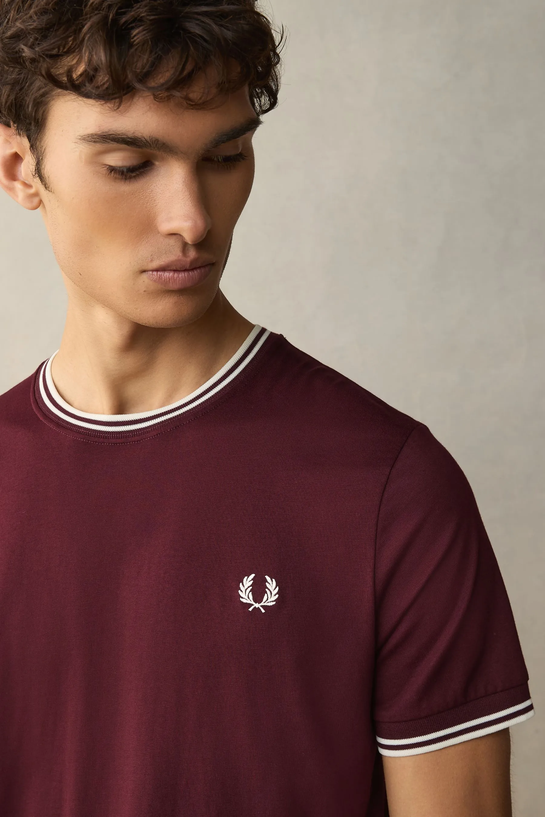 Fred Perry - T-shirt doppia con bordi a contrasto e logo