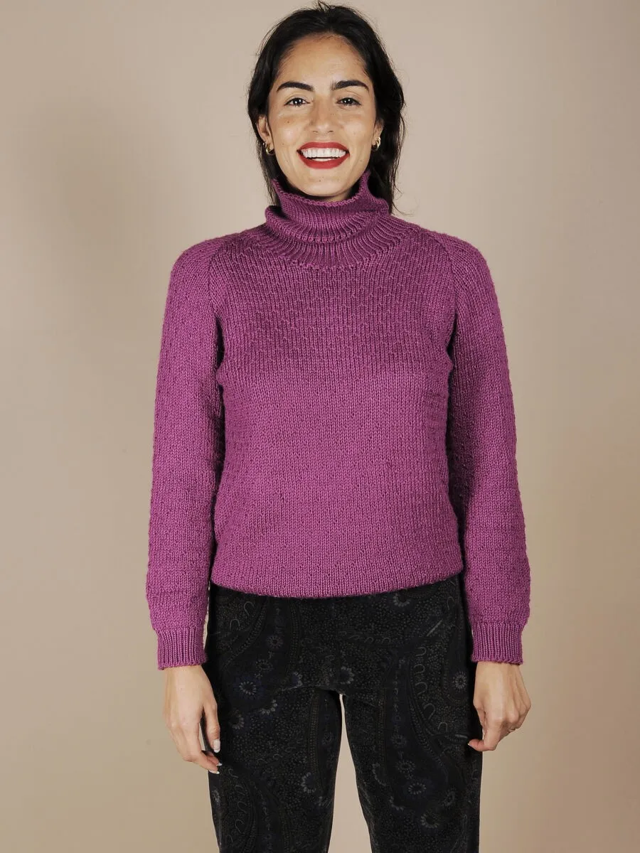 Maglione a collo alto ciclamino fatto a mano