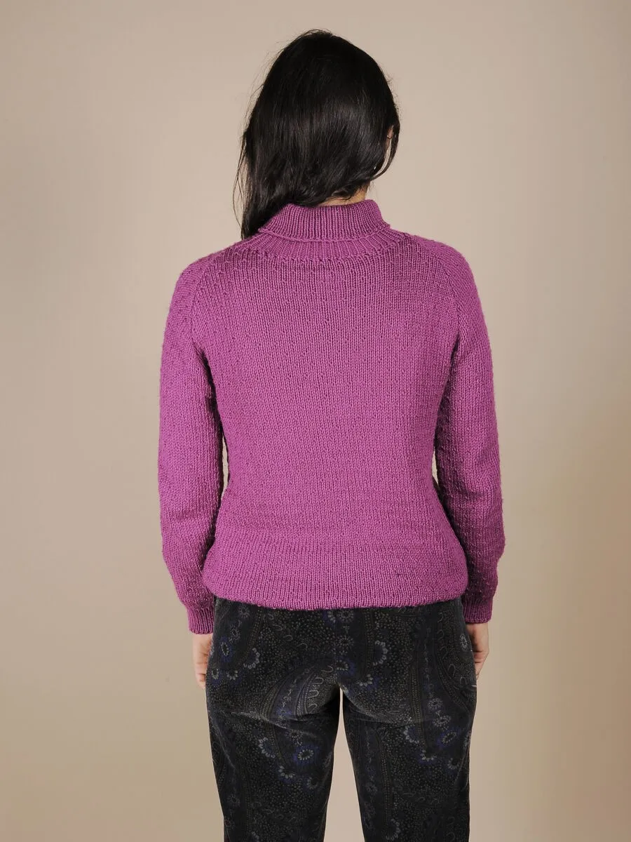 Maglione a collo alto ciclamino fatto a mano