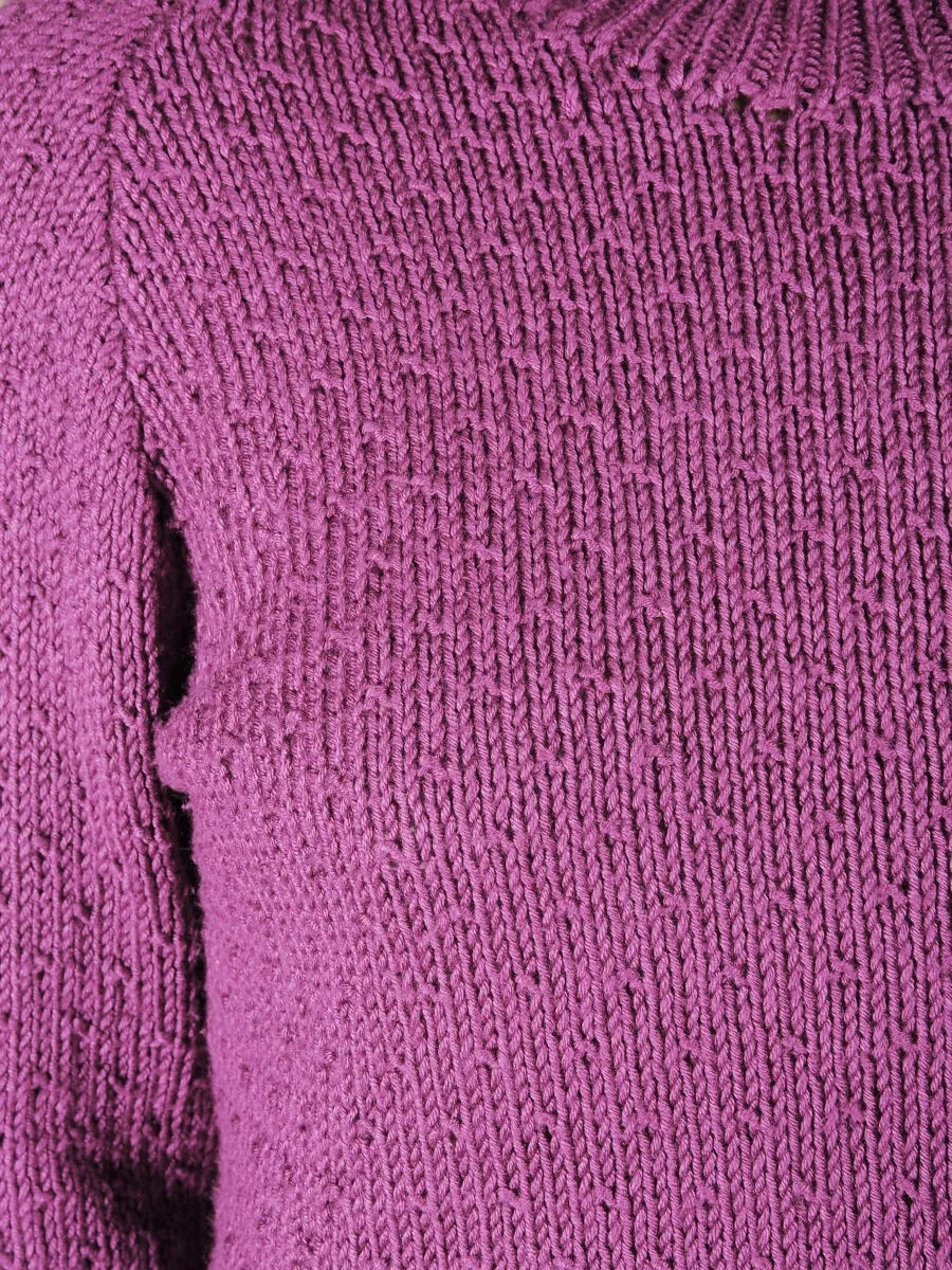 Maglione a collo alto ciclamino fatto a mano