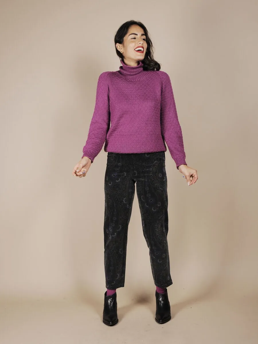 Maglione a collo alto ciclamino fatto a mano