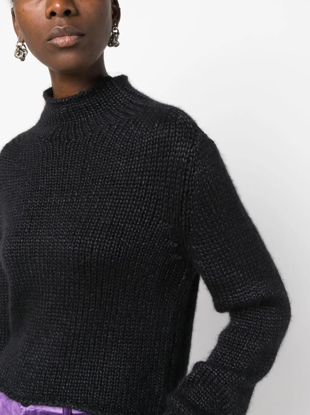 Maglione corto a collo alto in nero - donna