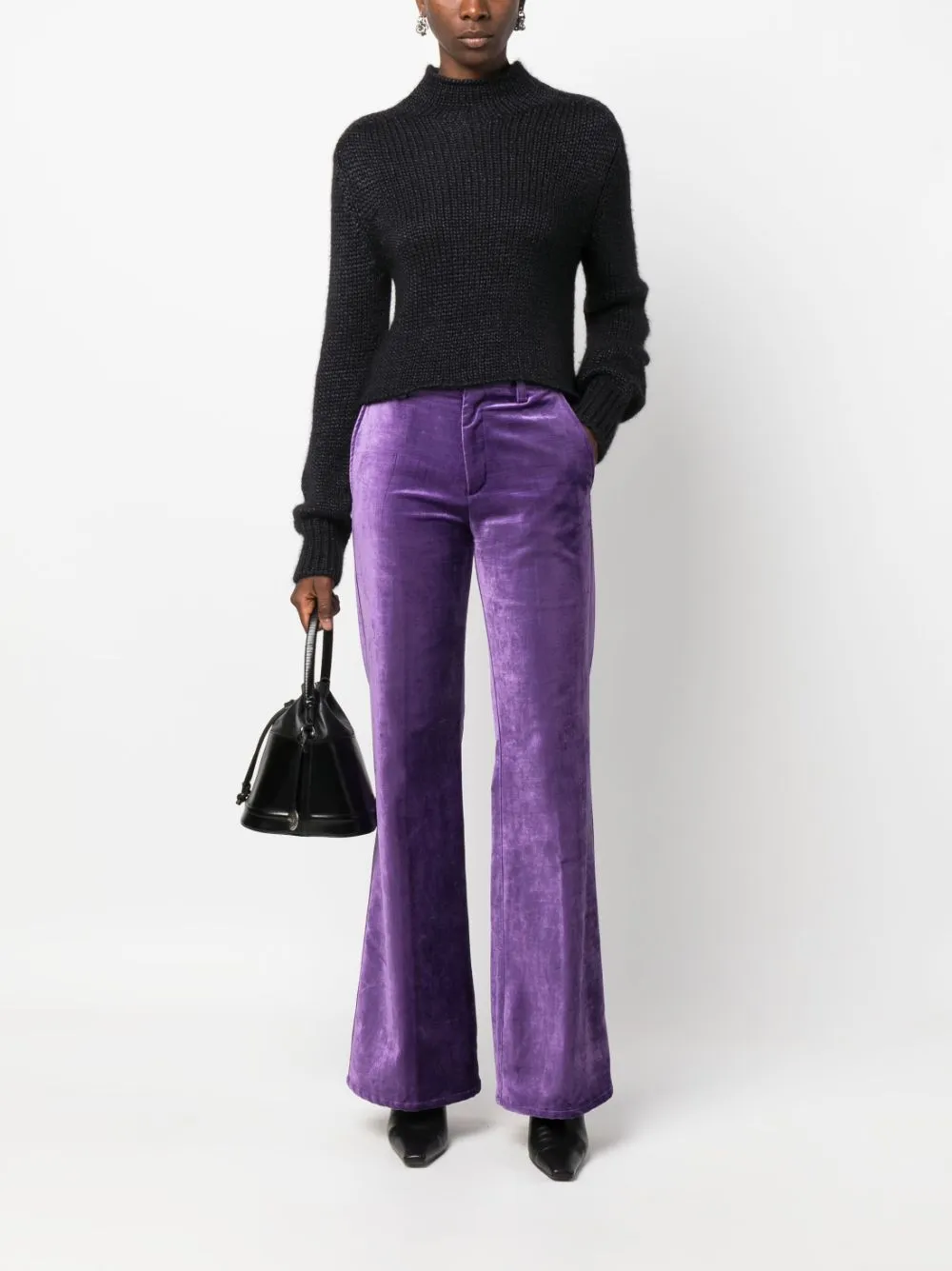 Maglione corto a collo alto in nero - donna