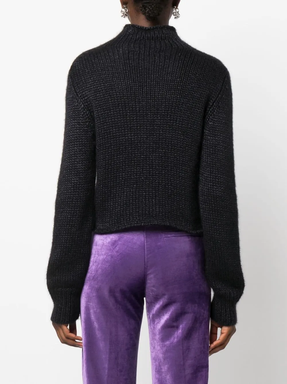 Maglione corto a collo alto in nero - donna
