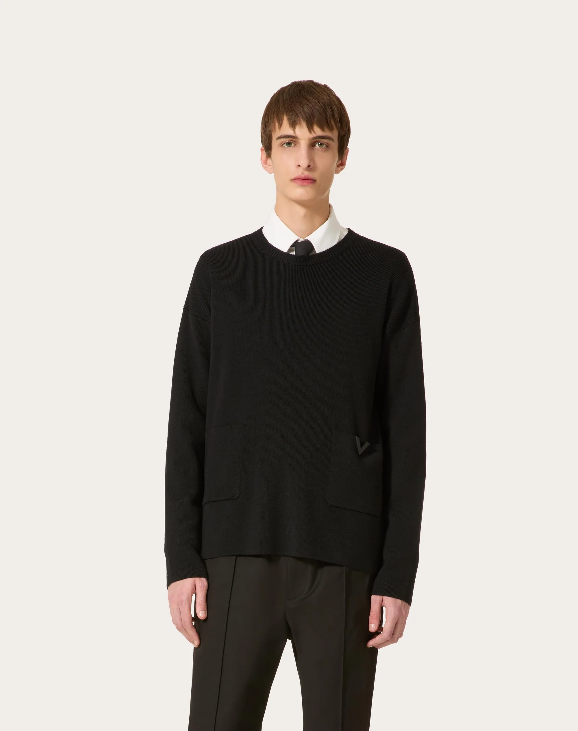 MAGLIONE GIROCOLLO IN LANA CON V DETAIL GOMMATA