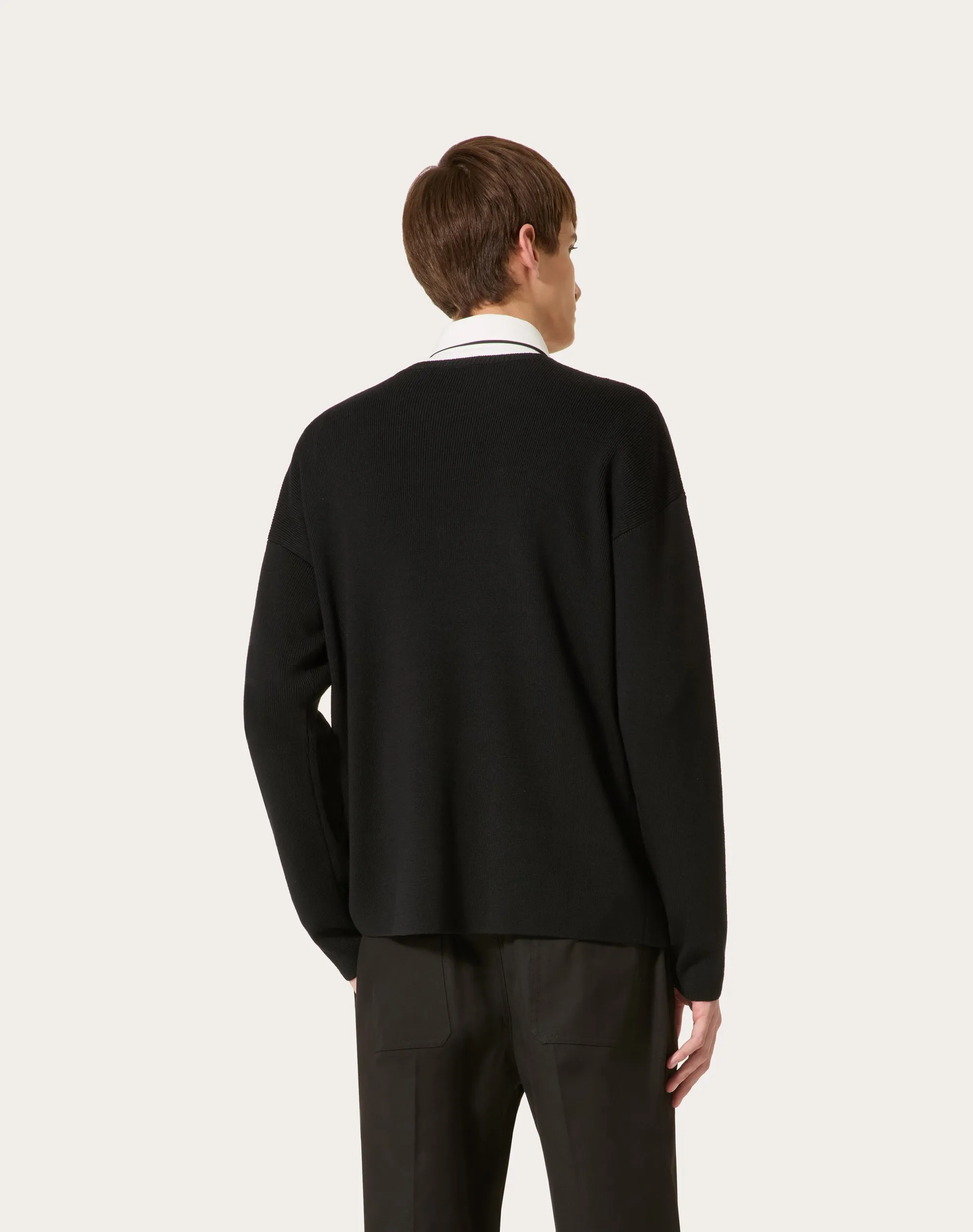 MAGLIONE GIROCOLLO IN LANA CON V DETAIL GOMMATA