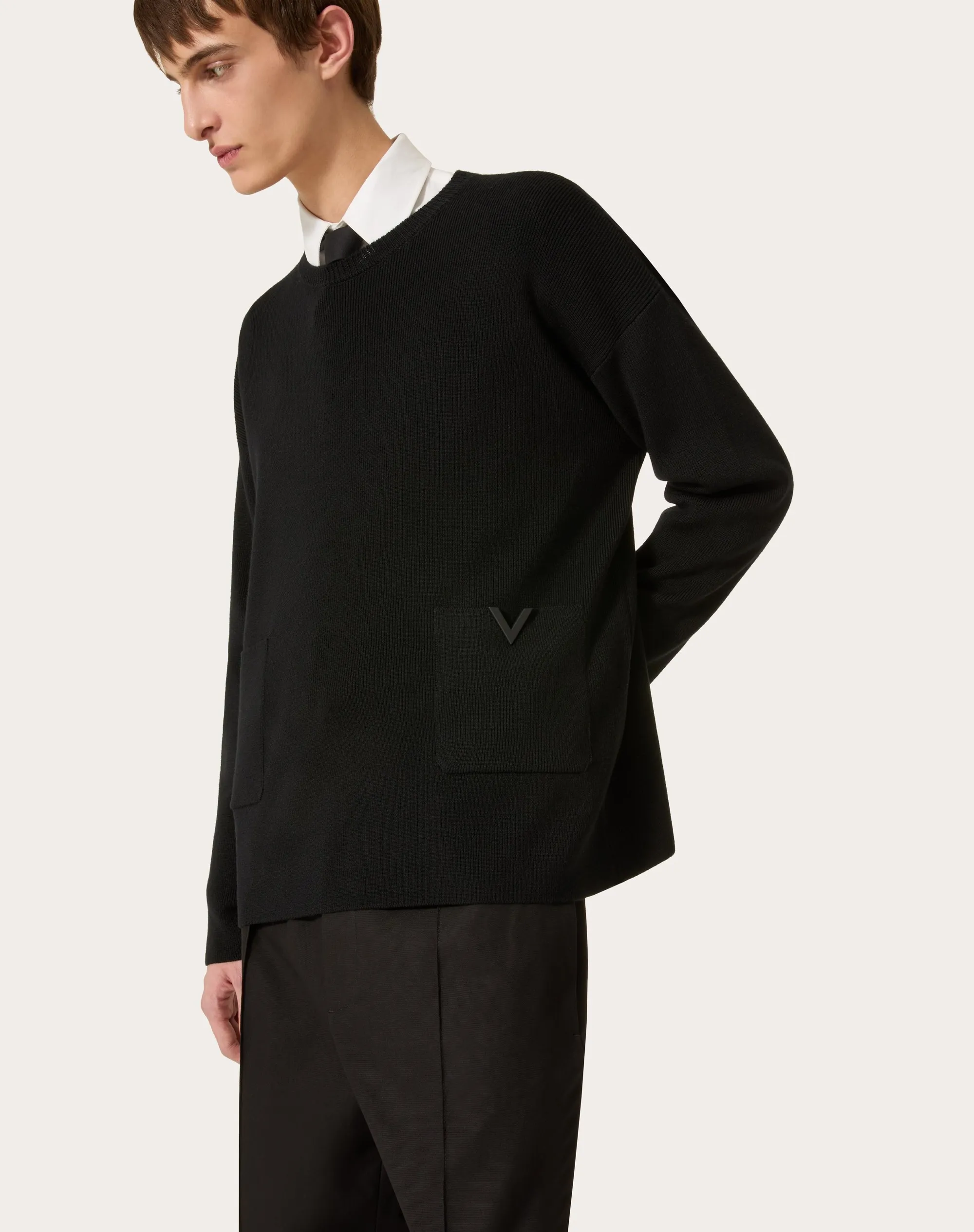 MAGLIONE GIROCOLLO IN LANA CON V DETAIL GOMMATA