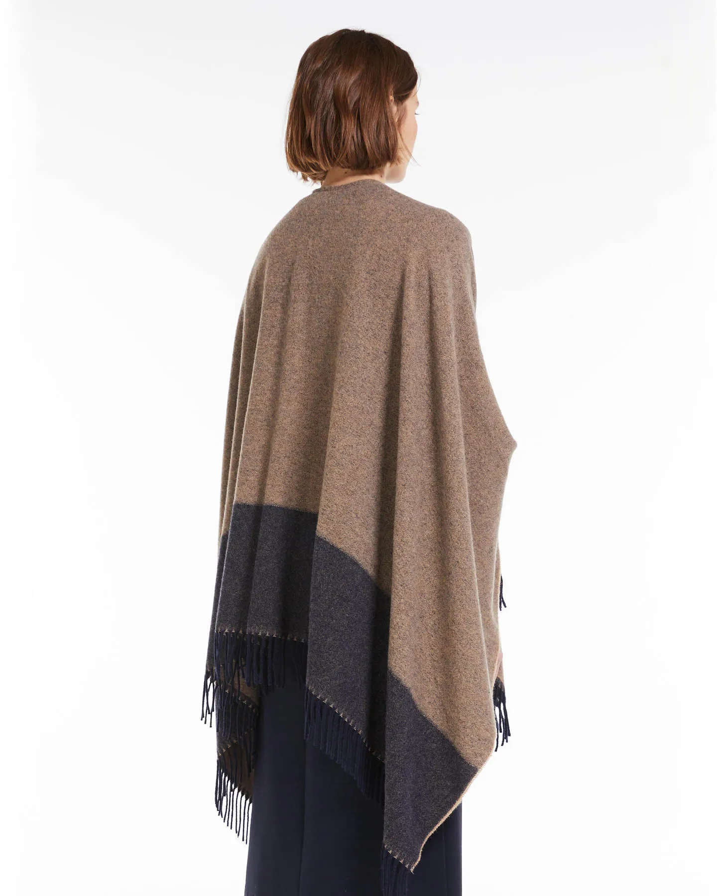 Mantella in misto lana color tortora e blu con scritta logo jacquard e frange al fondo