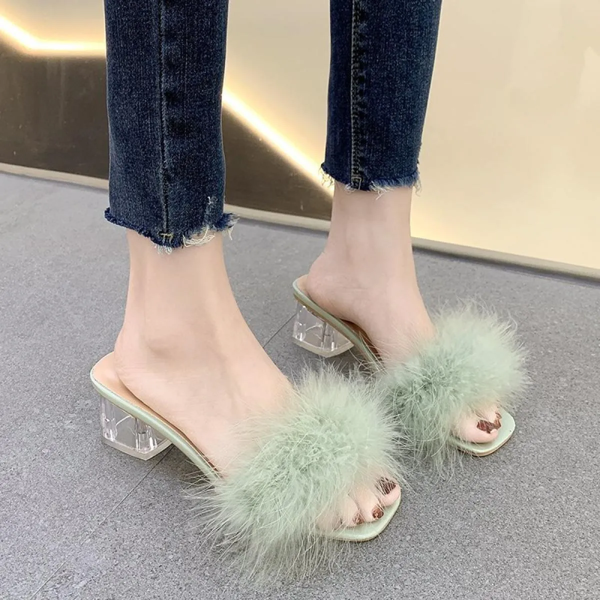 Nuove pantofole estive soffici scarpe con tacco alto e punta aperta scarpe da donna piume moda matrimonio slip su sandali con pu