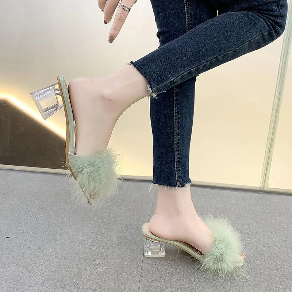 Nuove pantofole estive soffici scarpe con tacco alto e punta aperta scarpe da donna piume moda matrimonio slip su sandali con pu