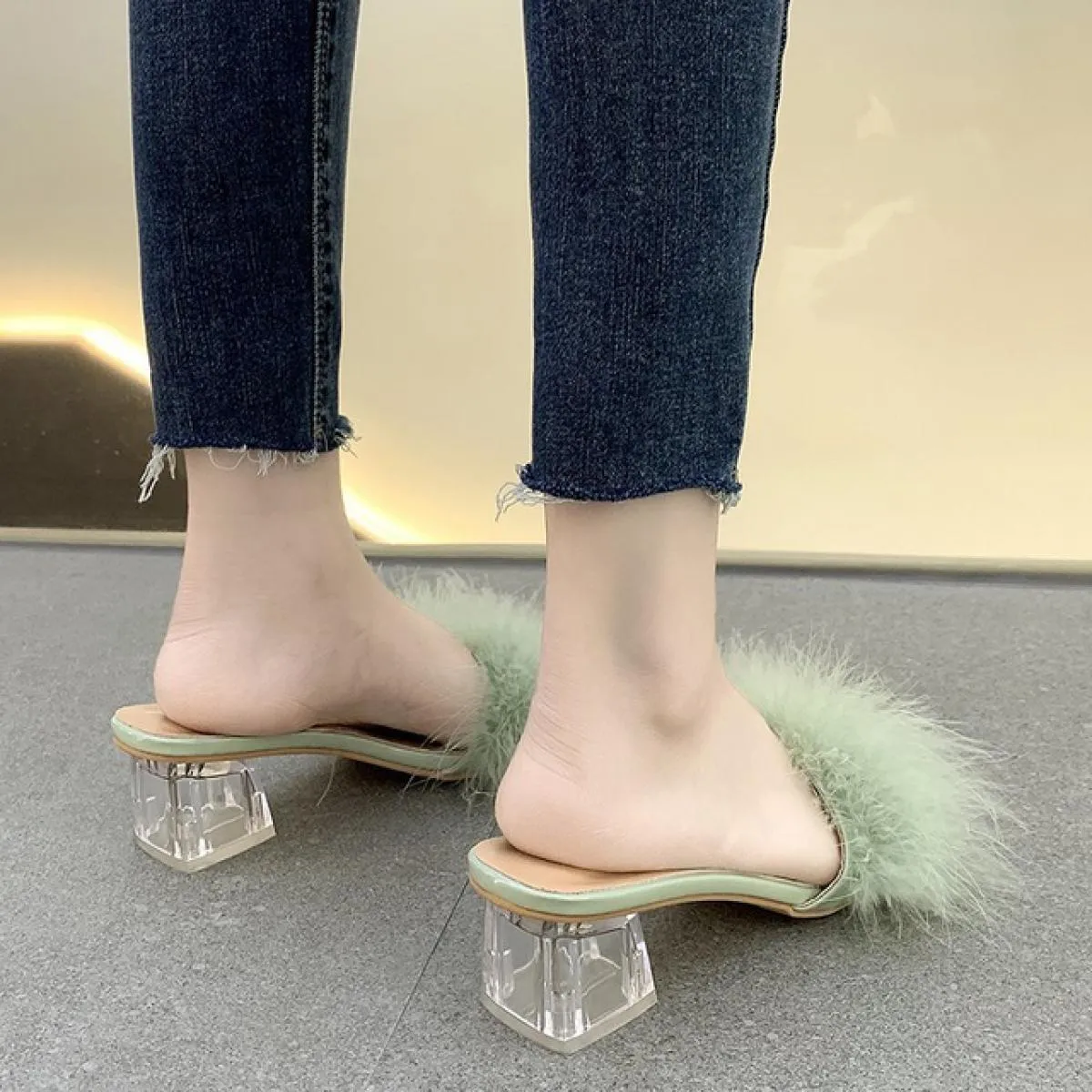 Nuove pantofole estive soffici scarpe con tacco alto e punta aperta scarpe da donna piume moda matrimonio slip su sandali con pu