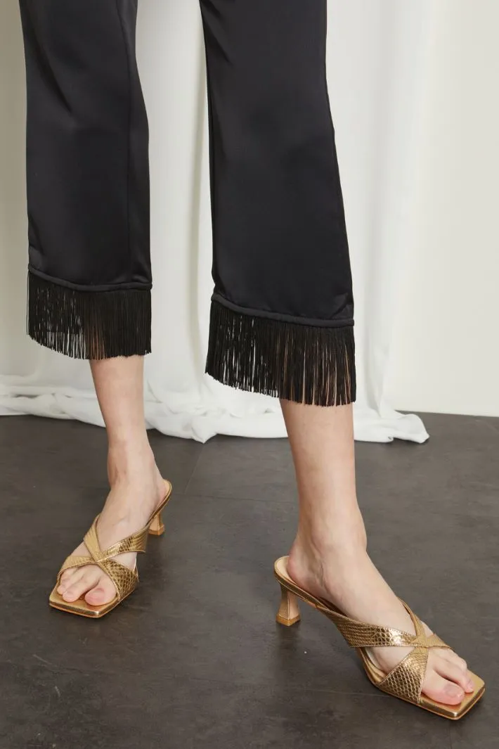 Pantaloni con frange al fondo