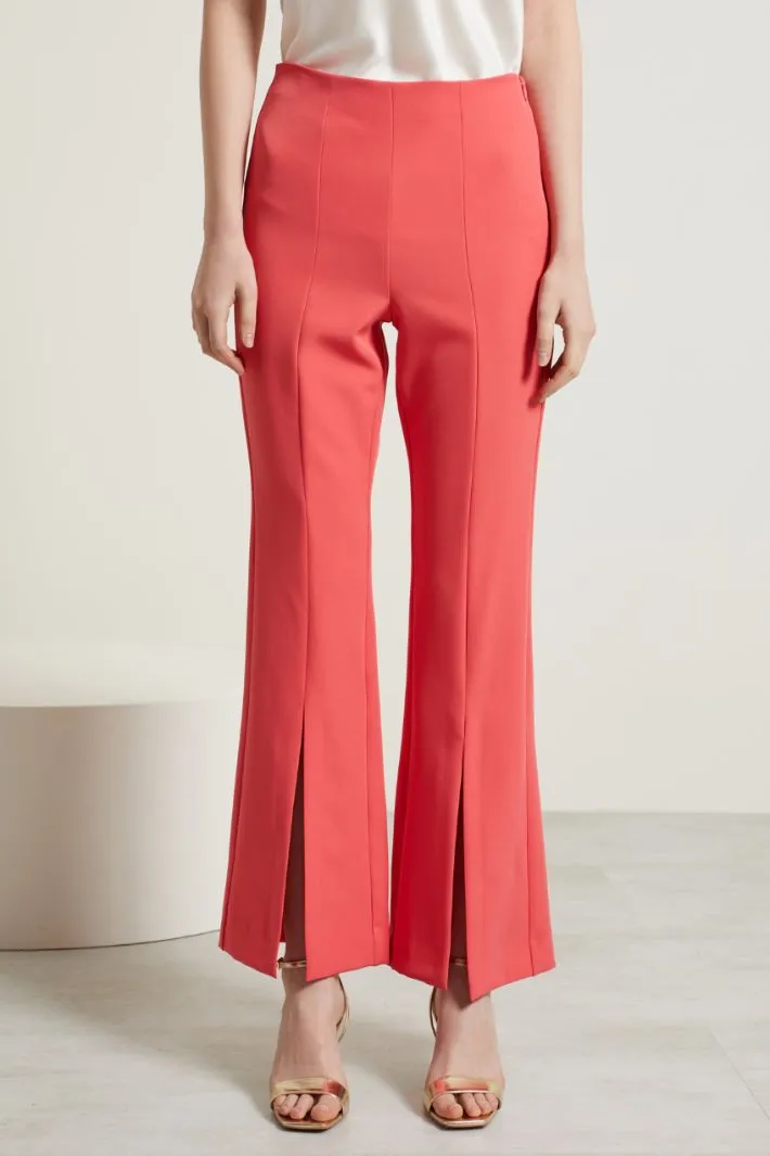 Pantaloni con spacchi