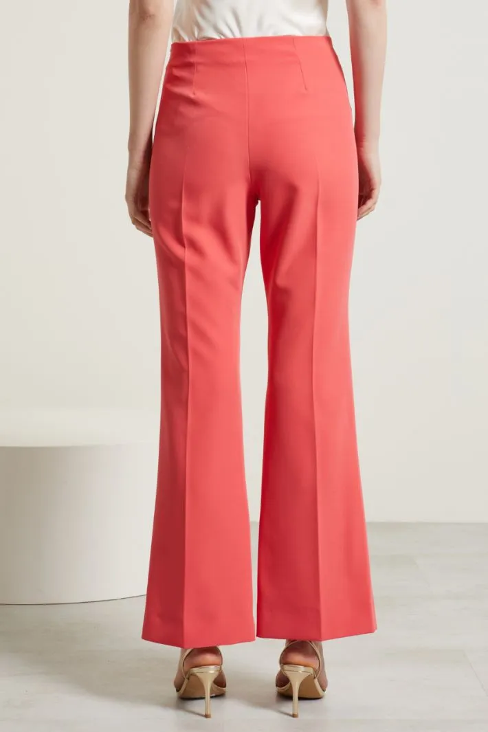 Pantaloni con spacchi