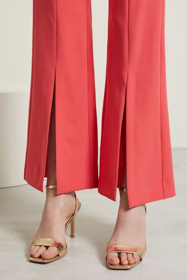 Pantaloni con spacchi