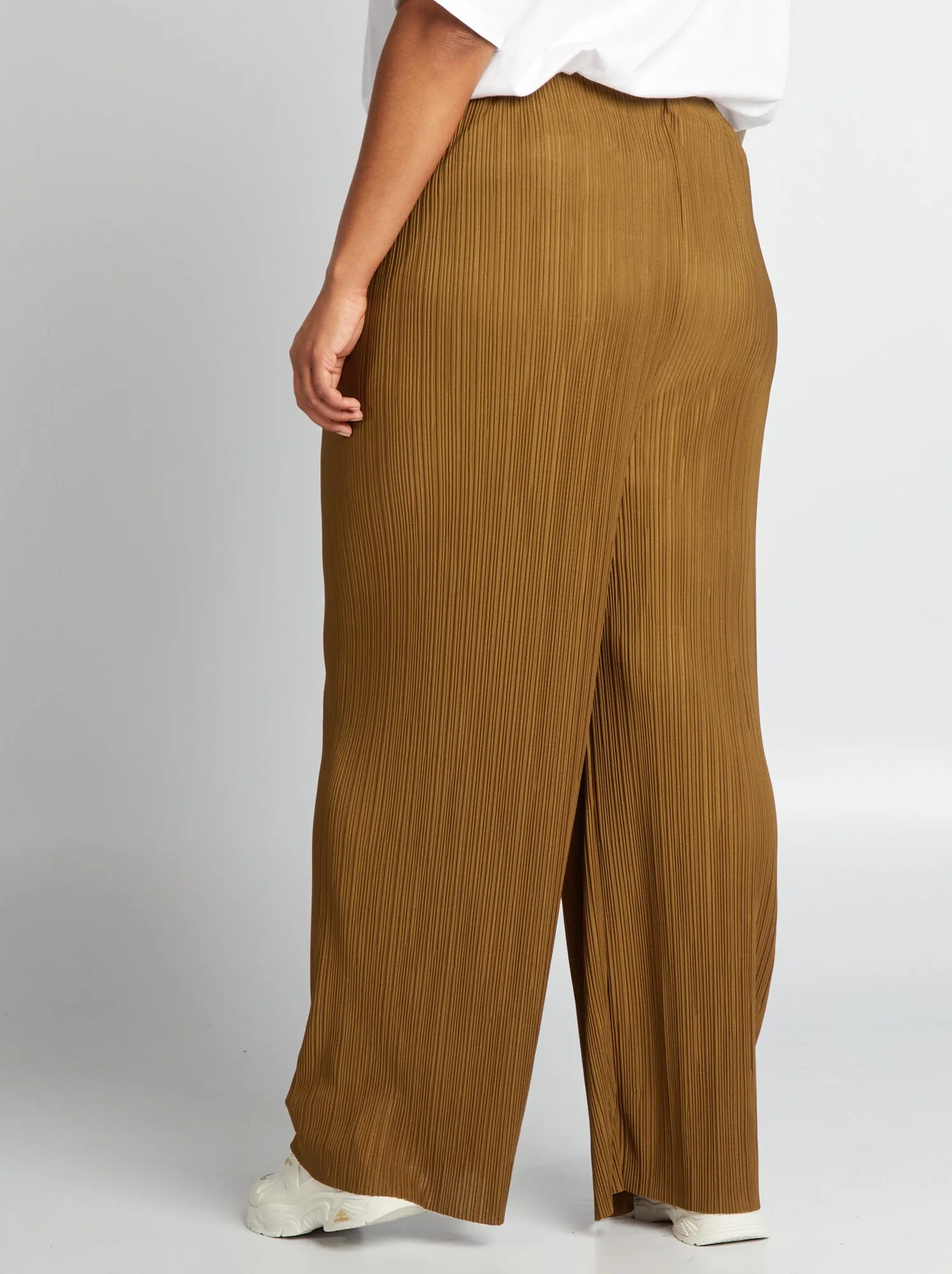 Pantaloni larghi in maglia plissettata - MARRONE