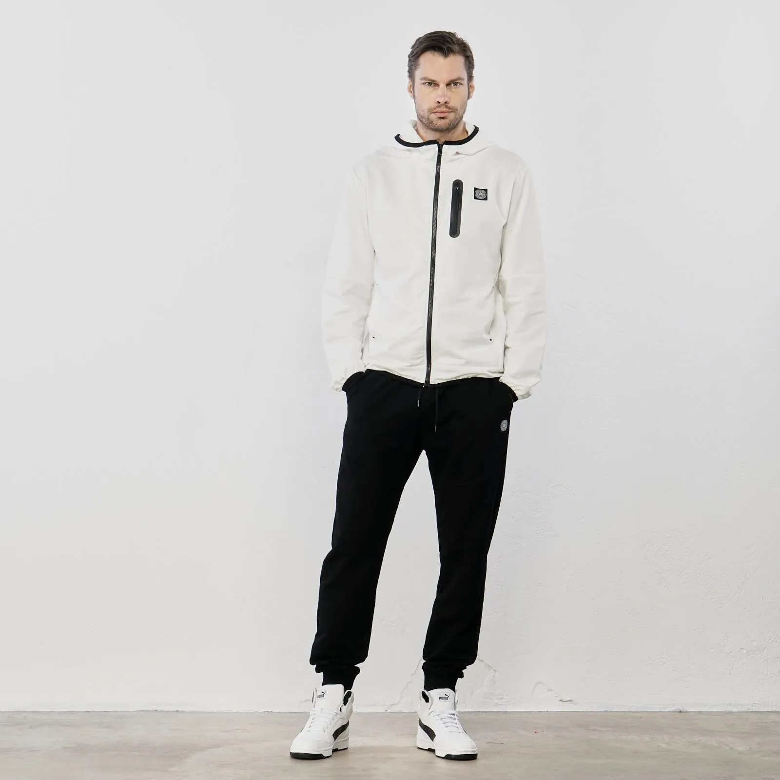 Pantaloni neri in tuta con coulisse in vita