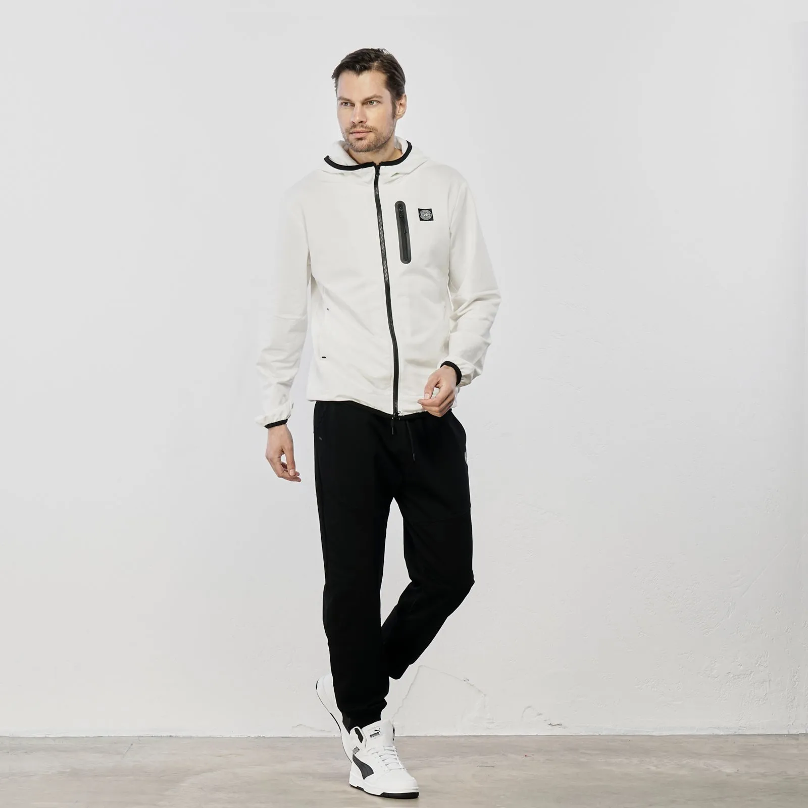 Pantaloni neri in tuta con coulisse in vita