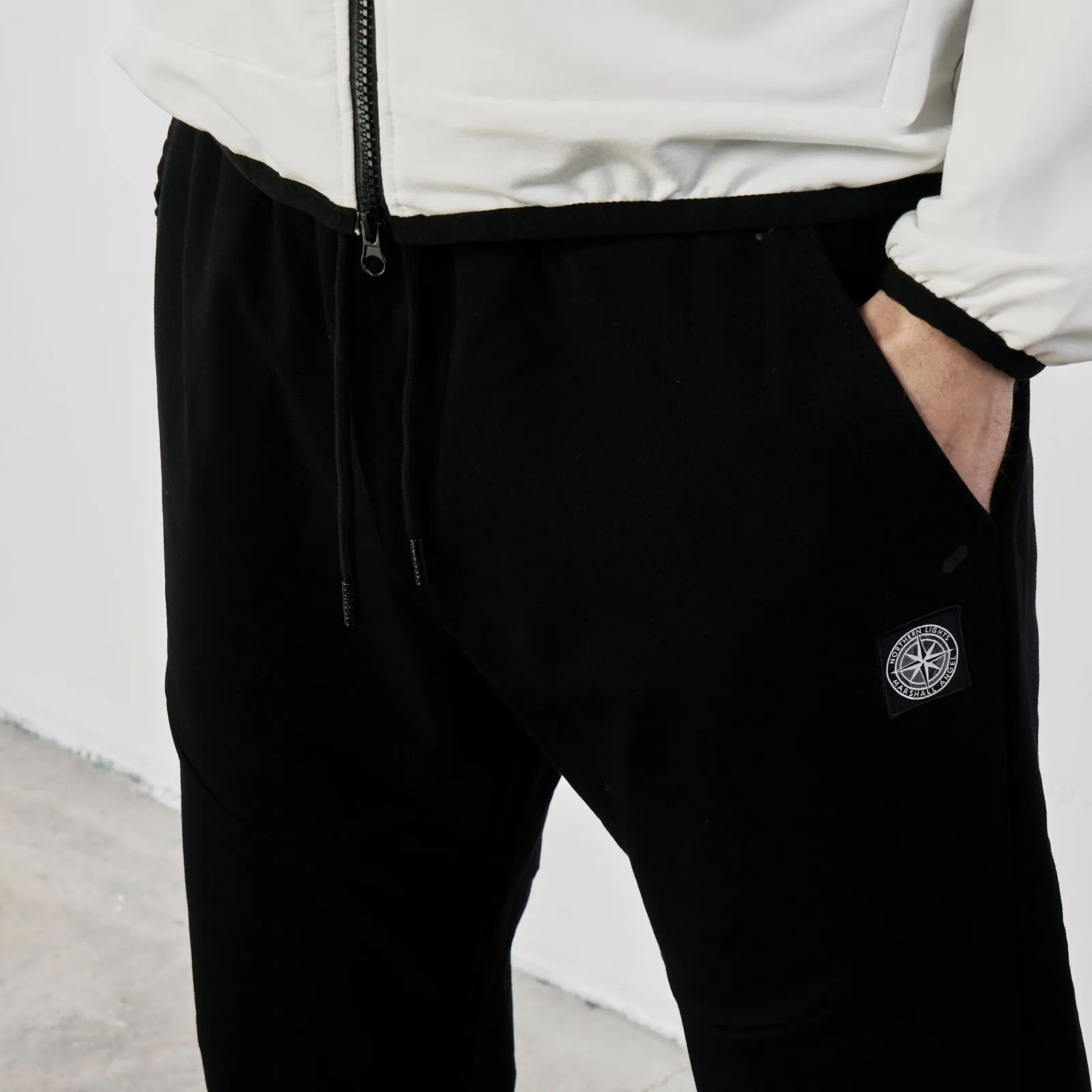Pantaloni neri in tuta con coulisse in vita