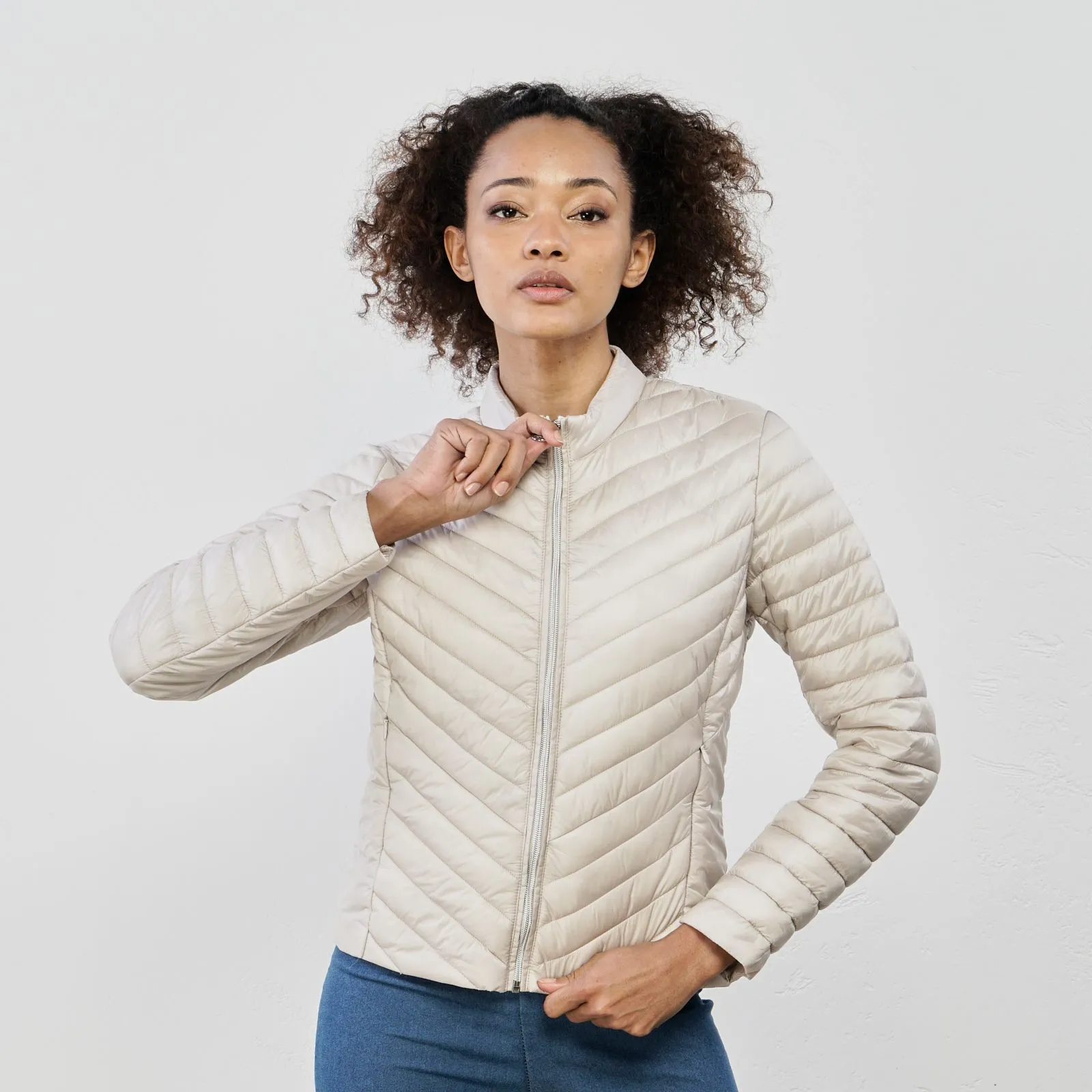 Piumino leggero beige con zip e tasche
