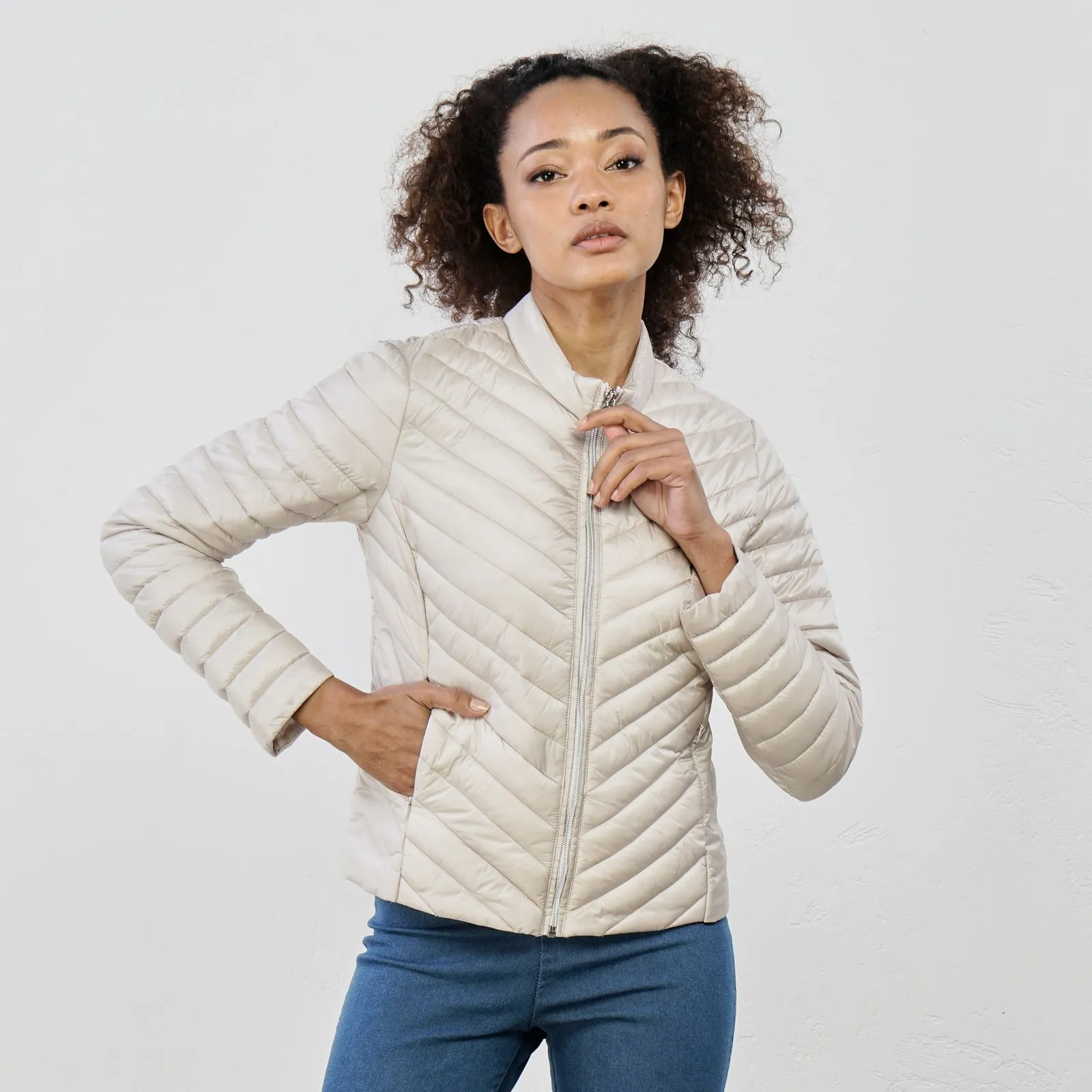 Piumino leggero beige con zip e tasche