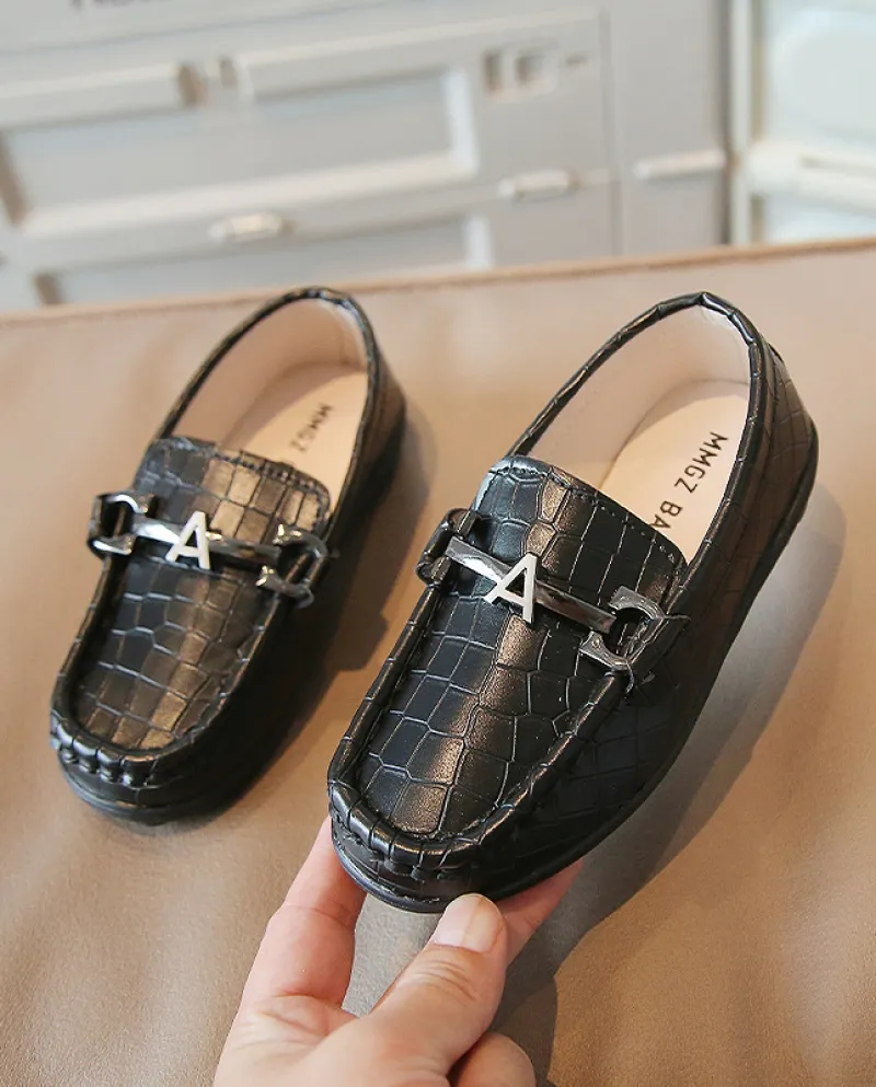 Scarpe in pelle per ragazzi con fibbia in metallo alla moda. Scarpe casual slip-on retrò in stile britannico