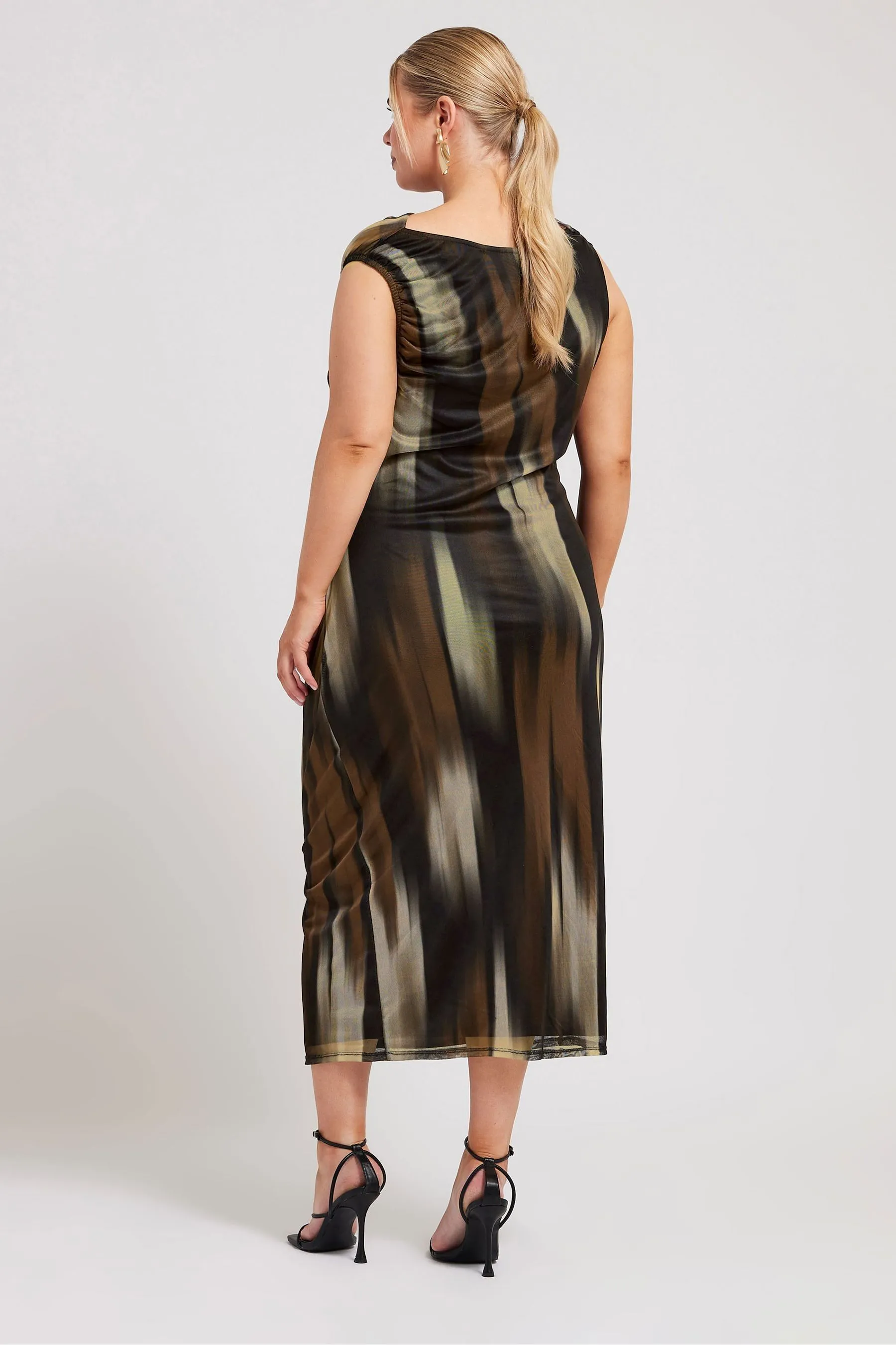 Yours Curve London - Abito astratto con scollo a barchellato